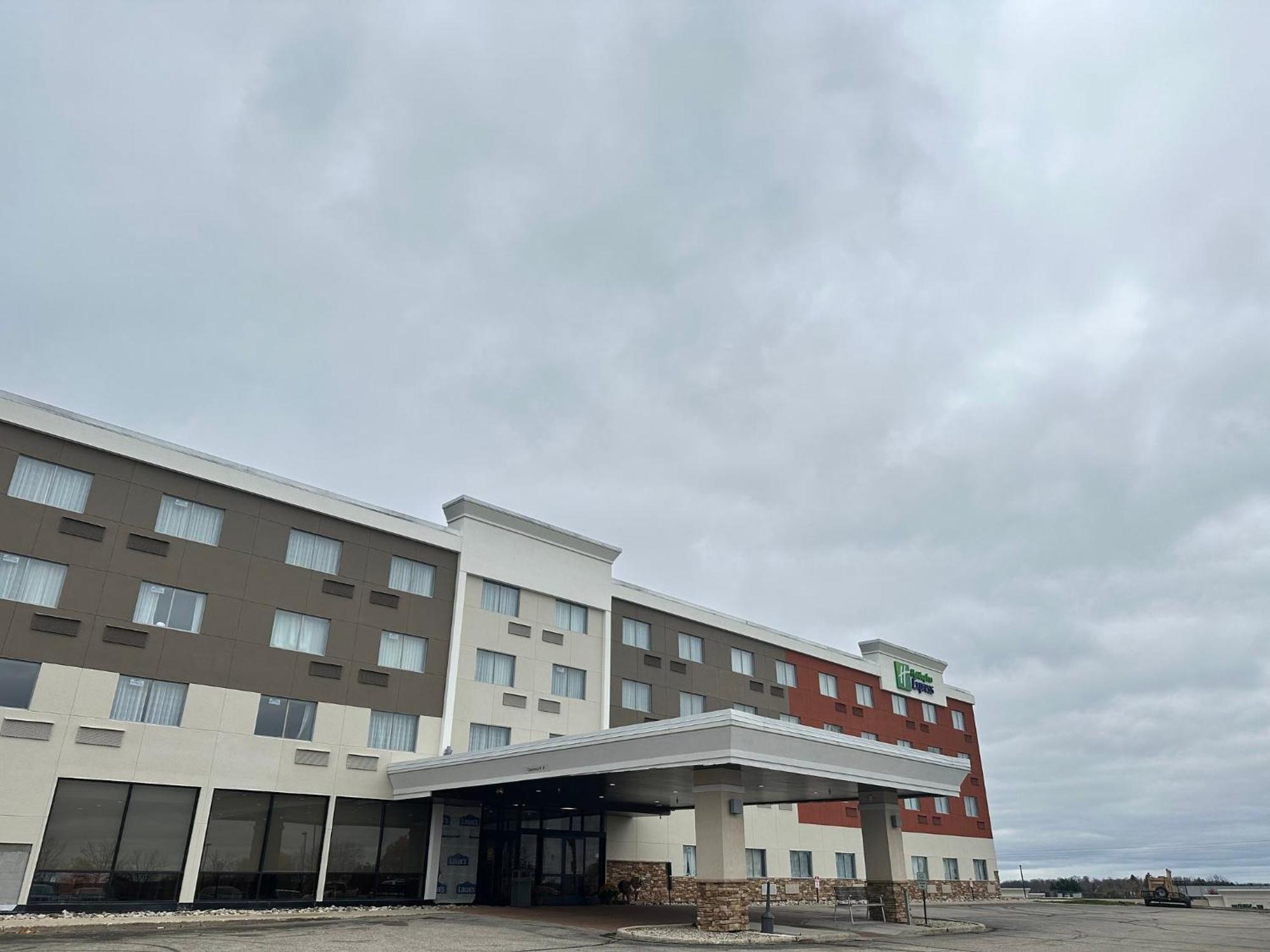 Holiday Inn Express Big Rapids By Ihg Εξωτερικό φωτογραφία